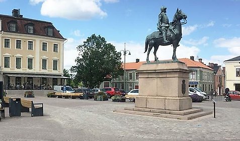 Del av Stora torget i Eksjö, ryttarstatyn och Eksjö stadshotell.