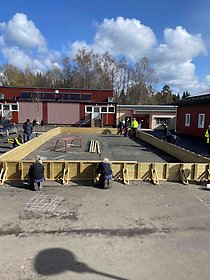 Elever på byggprogrammet bygger en sarg avsedd för bollspel på Hults skola.