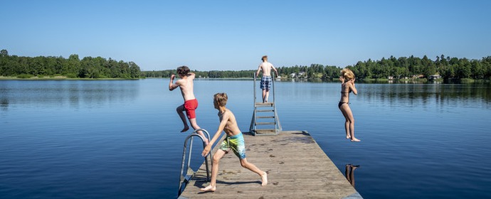 Bild på barn som badar