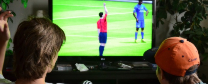 Två killar tittar på tv