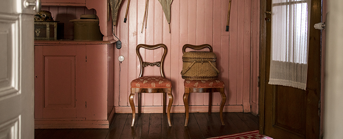 Hedda och Signe Aschan i övre salongen