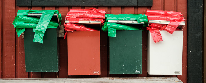 Bild på postlådor med soppåsar
