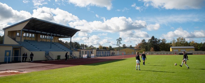 Tre tjejer som sparkar fotboll på Ränneborgs fotbollsplan.