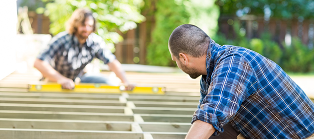 Bild på arbetare som snickrar