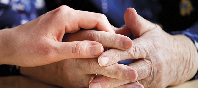 Bild på två personers händer