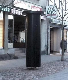 En affischpelare på Södra Storgatan i Eksjö.