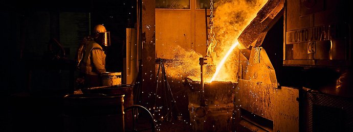 Bild från en industri där man svetsar.