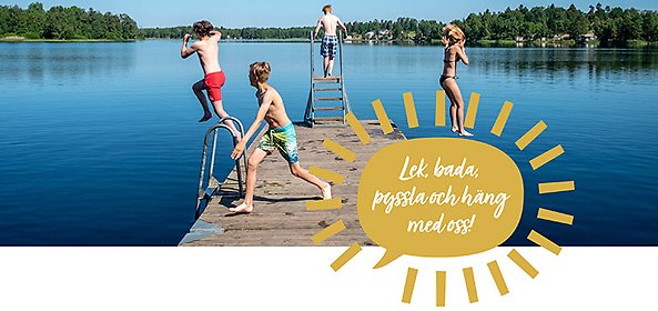 Barn som hoppar i sjön från bryggan.